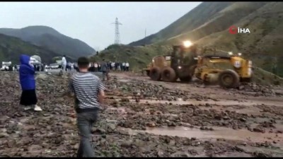  Erzurum - Artvin karayolu heyelan nedeniyle ulaşıma kapandı