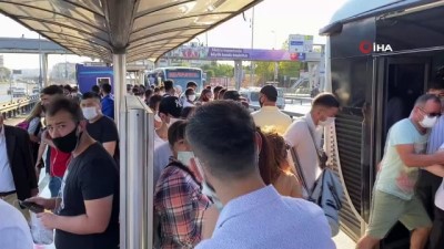 metrobus duragi -  Küçükçekmece metrobüs durağında dikkat çeken yoğunluk Videosu