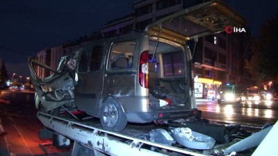 trafik lambasi -  Avcılar’da otomobil trafik lambasına çarptı:1’i ağır 2 yaralı Videosu