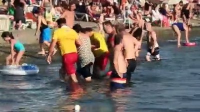 astim krizi -  Denizde astım krizi geçiren 51 yaşındaki  kadın can kurtaranlar tarafından kurtarıldı Videosu