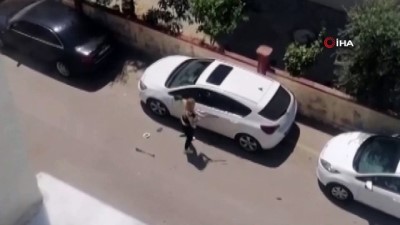 demir cubuk -  Öfkeli kadın, park halindeki otomobile demir çubukla böyle saldırdı Videosu