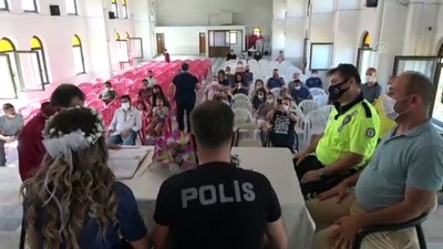Polis çifte nikah töreninde sembolik kelepçe takıldı - AYDIN