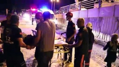 korkuluk - Üst geçit korkuluklarına çarpan otomobil takla attı: 3 yaralı - ELAZIĞ Videosu