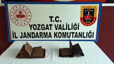 tarihi kitap - Yozgat'ta el yazması 2 İncil ele geçirildi Videosu