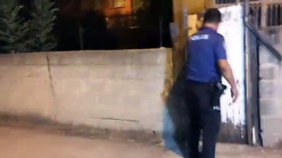polis merkezi - Adana'da polisten kaçan 2 şüpheli metruk evin çatısında yakalandı Videosu