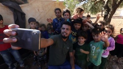 ic savas - Firas Mansur kendini Suriye'deki iç savaş mağduru sivillere yardıma adadı - İDLİB Videosu