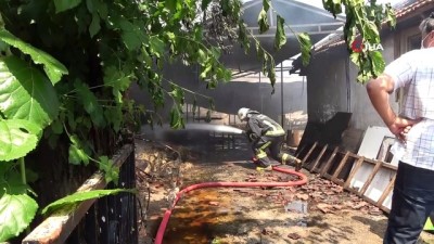 gecekondu -  Hayvanlarını son anda kurtardılar... Saman deposunda çıkan yangın, iki gecekonduyu kül etti Videosu