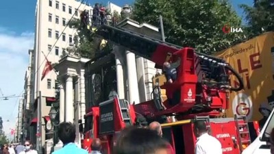 mahsur kaldi -  İstiklal Caddesi’nde itfaiyeden sansar operasyonu Videosu