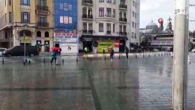  Taksim’de yağmur başladı