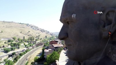 yirtici kus -  Türkiye’nin en büyük Atatürk maskının bakımı, profesyonel dağcılara emanet Videosu