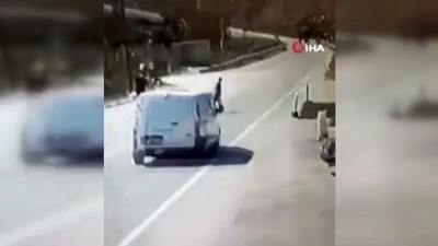 para nakil araci -  Yolun karşısına geçmeye çalışan adama minibüs böyle çarptı: 1 ölü Videosu