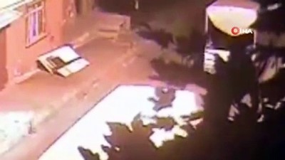 patlama ani -  Kanarya Polis Merkezi Amirliğine EYP atıldığı anlar kamerada Videosu