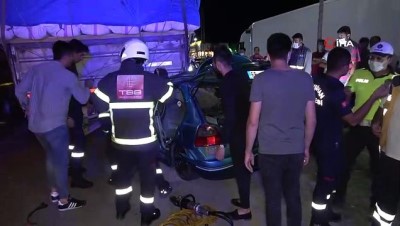 emniyet seridi -  Kırıkkale'de feci kaza, otomobil tıra ok gibi saplandı: 1 ölü, 4 yaralı Videosu
