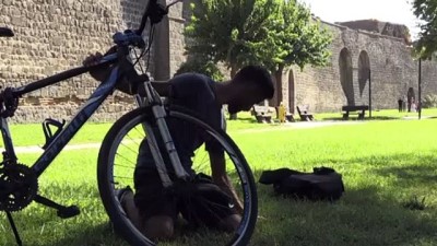 dunya turu - Pedal çevirerek 59 günde 29 ili gezen gencin hayali, dünya turuna çıkmak - DİYARBAKIR Videosu