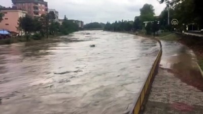 yagmur suyu - Samsun'da şiddetli yağış su baskınlarına yol açtı (2) Videosu