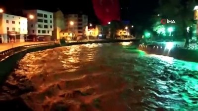 polis ekipleri -  Giresun-Sivas karayolu taşan dere suları nedeniyle ulaşıma kapandı Videosu