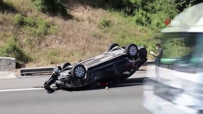 polis ekipleri -  TEM’de bariyerlere çarpan otomobil takla attı: 1 yaralı Videosu