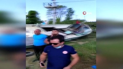 saglik ekipleri -  Yoldan çıkan otomobil deredeki teknenin üzerine uçtu Videosu