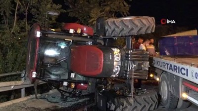  Bariyerlere çarpan traktör devrildi: 2 yaralı