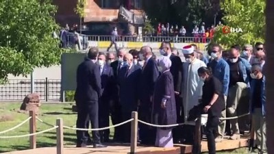 mezarlik ziyareti -  Cumhurbaşkanı Recep Tayyip Erdoğan'ın Ahlat ziyaretleri Videosu