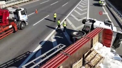 polis ekipleri -  Kuzey Marmara Otoyolu’nda tır devrildi, plastik hammaddeler yola saçıldı Videosu