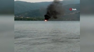  Sapanca Gölü'nde tekne alev alev yanıyor