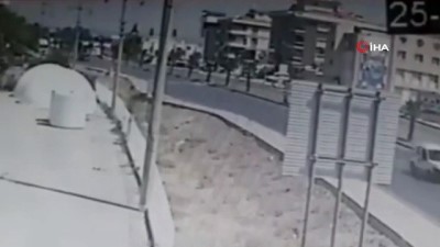 ilk mudahale -  Yolun karşısına geçerken otomobil çarptı; korkunç kaza kamerada Videosu
