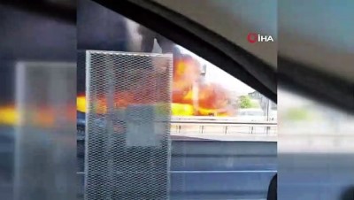 metrobus duragi -  Zeytinburnu'nda metrobüs yanıyor Videosu