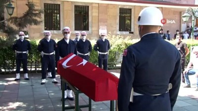 askeri toren -  Acılı anne cenaze törenine şehit eşinin kamuflajını giyerek katıldı Videosu