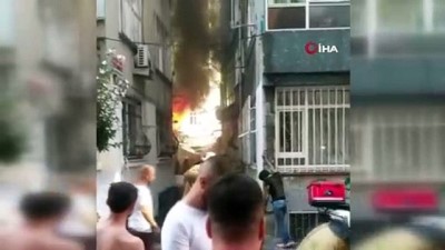 polis ekipleri -  Fatih’te iki katlı bina çıkan yangında küle döndü Videosu