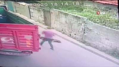kucuk kiz -  İstanbul’un göbeğinde dehşet görüntü...Sokakta oynayan çocuğu böyle ezdi Videosu