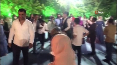 kina gecesi -  Koronaya kafa tutuyorlar...Düğünlerde 'korona' halayı devam ediyor Videosu