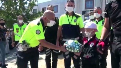  9 yaşındaki kanser hastası çocuğa polis amcalarından sürpriz doğum günü