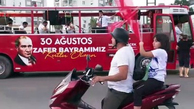 vosvos -  Antalyalılar, 30 Ağustos Zafer Bayramı etkinliklerinde mobil konserlerle coştu Videosu