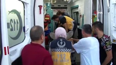 polis ekipleri -  E-5 karayolunda hızını alamayan otomobil yan yola uçtu: 1'i ağır 2 kişi yaralandı Videosu