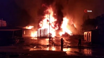  Gaziantep-Adıyaman yolu üzerinde bulunan Plastik fabrikasında başlayan yangın, yanındaki palet fabrikasına sıçradı.