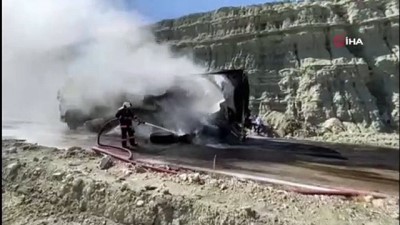  Nallıhan-Ankara karayolunda tır alev aldı