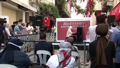  30 Ağustos Zafer Bayramı'nda Beyoğlu sokaklarında piyano sesi yükseldi