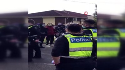 hukumet karsiti -  - Avustralya'da 'kısıtlama' karşıtı protestolara polis müdahalesi Videosu
