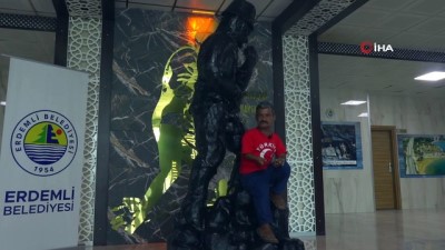 siluet -  Boyunun üç katı uzunluğunda 'Atatürk heykeli' yaptı Videosu