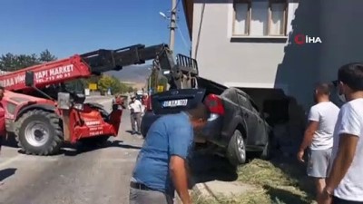 polis ekipleri -  Otomobil yatak odasına girdi, faciadan dönüldü Videosu