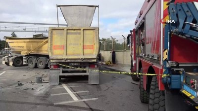  Çekmeköy'de 2 hafriyat kamyonu çarpıştı; 1 yaralı