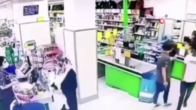  Saldırgan şahsın marketteki kadın çalışanlara yumruklarla saldırdığı anlar kamerada