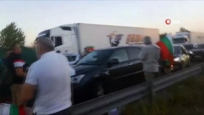 hukumet -  - Bulgaristan'da protestocular Türkiye sınırına yakın yolu trafiğe kapattı Videosu