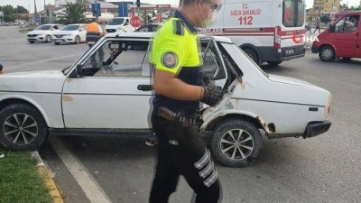 trafik polisi -  Motosikletli trafik polisi ile otomobil çarpıştı: 4 yaralı Videosu