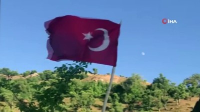  Yıllar sonra memleketine dönen vatandaş, köyün etrafını Türk bayrakları ile donattı