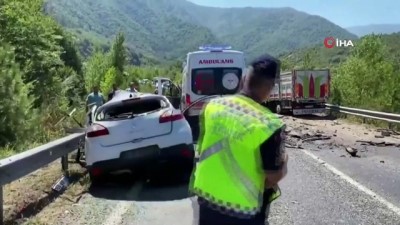  Karabük’te otomobil ile kamyon çarpıştı: 2 kişi öldü 3 kişi yaralandı
