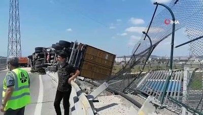 gesi -  Devrilen tır TEM Otoyolu üzerindeki köprüde aslı kaldı Videosu