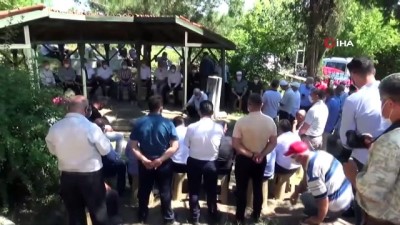 ozellestirme -  21 yıl önce silahlı saldırıda öldürülen işçi lideri, mezarı başında alındı Videosu