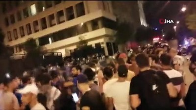 amonyum nitrat -  - Beyrut'ta parlamento binası yakınlarında protesto Videosu